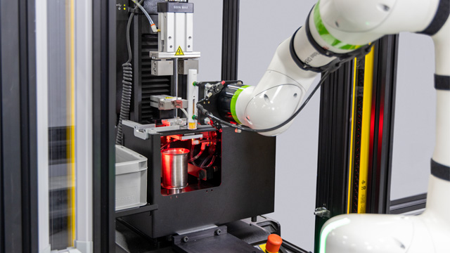 Instron CT6 Cobot loadind autoinjector device into Instron Autoinjector Testing System.